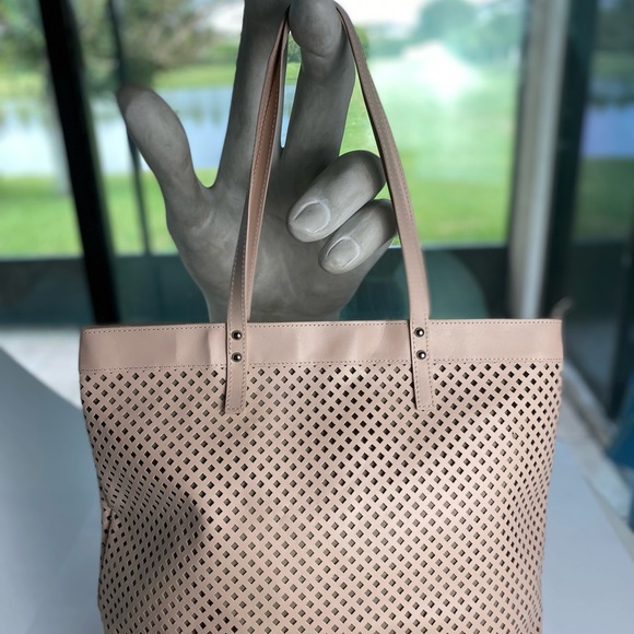 The roomy large leather tote - Picture 9 of 13